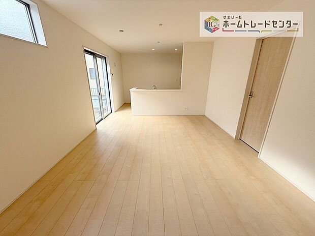 縦長で奥行きのあるリビングは、家具の配置がしやすく使い勝手が非常に良いです。特にソファを配置した時にその便利さがお分かりいただけると思います。ゆったりと、くつろげる場所でなくてはならないと考えています