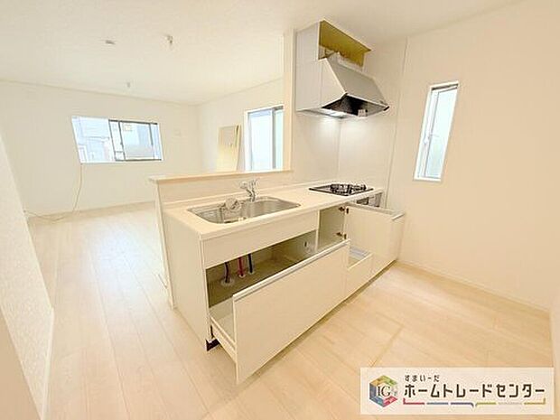 キッチンからリビングへの視界、動線です。対面キッチンですので、常にご家族が視界に入るのはもちろん、動線を広めにとっておりますので、お料理やお皿を持ちながらすれ違ってもぶつかる心配がありません。