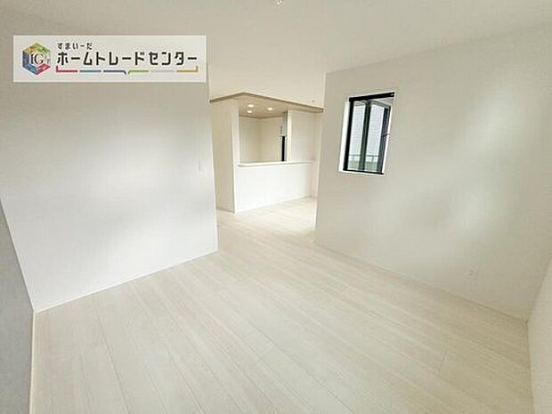 LDKのリビングスペースです。広く奥行きのあるリビングの為、ダイニング、リビングの各スペースがしっかりと確保できます。お食事の後はこちらに移って皆様でおくつろぎください。