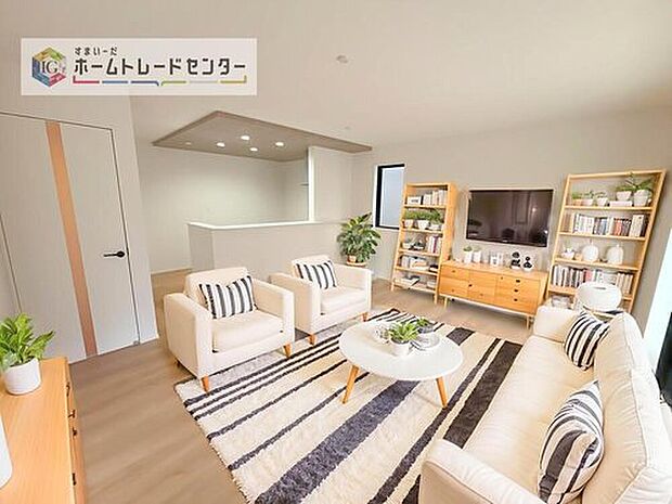 【リビング イメージ画像】
現況の物件写真に、CG による画像処理を行っています。家具、家電、照明器具、小物、カーテン、その他のイメージはCG です。