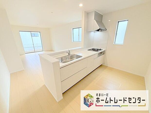 キッチンからリビングへの視界、動線です。対面キッチンですので、常にご家族が視界に入るのはもちろん、動線を広めにとっておりますので、お料理やお皿を持ちながらすれ違ってもぶつかる心配がありません。