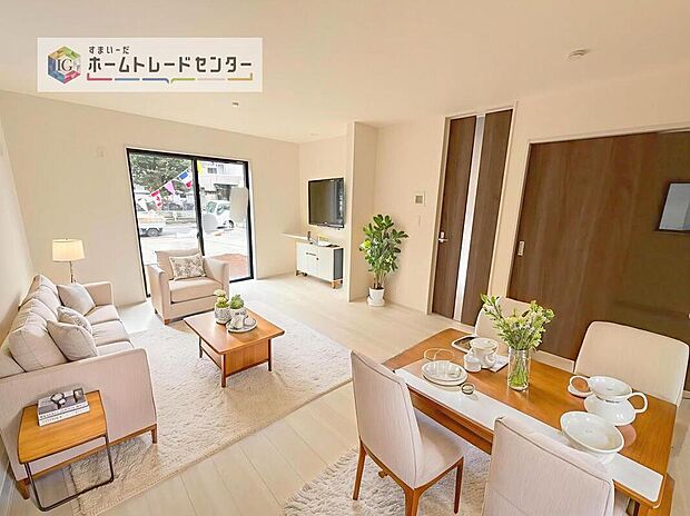 現況の物件写真に、CG による画像処理を行っています。家具、家電、照明器具、小物、カーテン、その他のイメージはCG です。