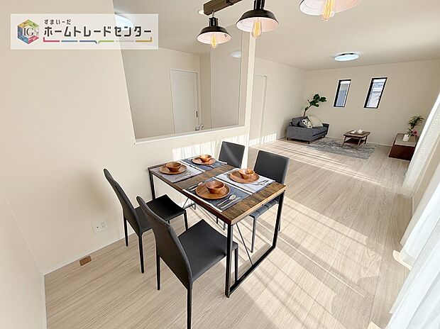対面キッチン前の空間を広めにとっておりますので、ダイニングテーブルを置いてご家族皆様で食卓を囲ってもらっても充分なスペースがございます。家族で楽しいお食事のお時間をお過ごしください。
