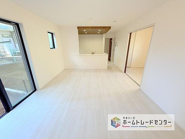 縦長で奥行きのあるリビングは、家具の配置がしやすく使い勝手が非常に良いです。特にソファを配置した時にその便利さがお分かりいただけると思います。ゆったりと、くつろげる場所でなくてはならないと考えています