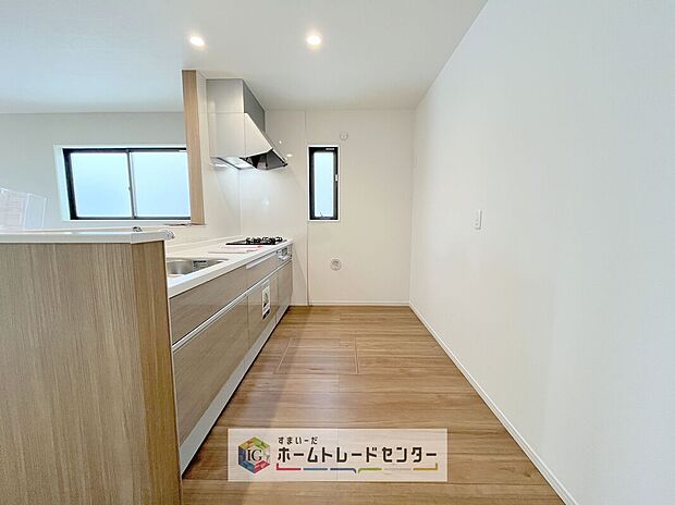 キッチンスペースは家族で作業が出来るよう広めにとりました。みんなで楽しくお料理をすれば、より美味しい食事が創れそうです。そしてお料理好きなお子様が育つかも、もちろん片付けもみんなでできます。
