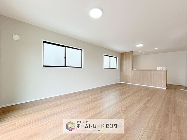 対面キッチンの前にダイニングテーブルを置き、手前側がリビングスペースになるかと思います。広く奥行きがありますので、ダイニング、リビングの各スペースの役割をしっかり分けて確保していただけます。