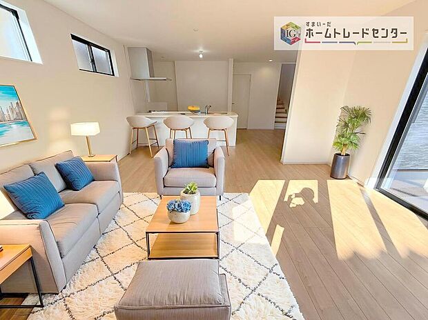 現況の物件写真に、CG による画像処理を行っています。家具、家電、照明器具、小物、カーテン、その他のイメージはCG です。