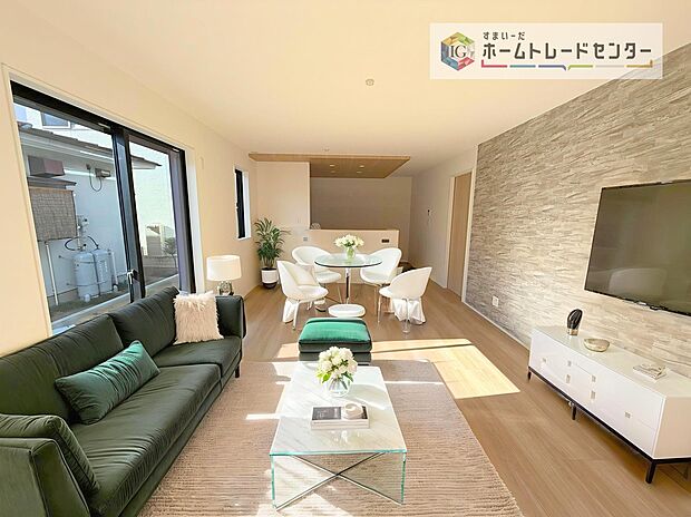 現況の物件写真に、CG による画像処理を行っています。家具、家電、照明器具、小物、カーテン、その他のイメージはCG です。