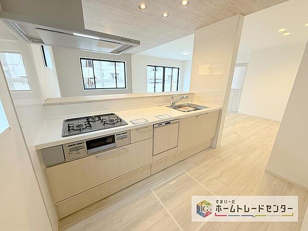 キッチンからリビングを見渡せますので、お料理やお片付け中もご家族のコミュニケーションをお取りいただけます。そしてキッチン自体も明るくなりますし、風も抜けますので衛生面で見ても安心いただける作りです。