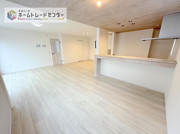 対面キッチン前の空間を広めにとっておりますので、ダイニングテーブルを置いてご家族皆様で食卓を囲ってもらっても充分なスペースがございます。家族で楽しいお食事のお時間をお過ごしください。