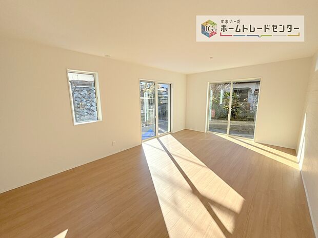 リビングにはこだわって開口部を可能な限り多く設けました。日当たり、風通しを良くするのはもちろんですが、やはり人が集まる場所ですので、開放感が必要な場所だと思います。広々としたリビングをお楽しみください