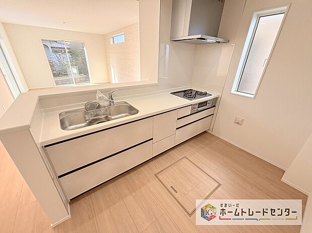 人気の対面式キッチン☆お食事の準備をしながらでもご家族とのコミュニケーションを楽しめます♪スライドタイプの収納を採用してますので、奥までしっかりと収納空間を利用できます。取り出しも簡単に♪