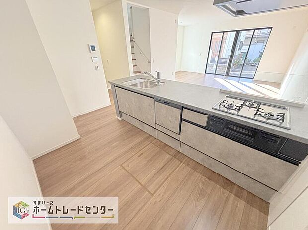 正面に壁がないため作業台からの景色があり、開放感があります。小さなお子様がいるご家庭では、お子様から目を離すことなく安心して料理することができます。