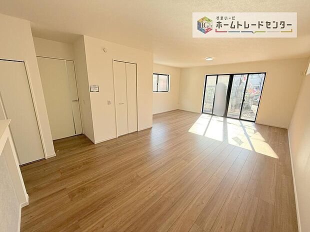 広々としたリビングは南側に設けた掃き出し窓からたくさんの陽光を取り入れてくれます。家族が集まる空間ですからやはり明るさと、暖かさは大切です。広さがありますので家具の配置に悩まなくて済むのも良いです。