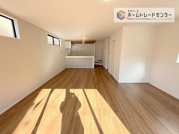 縦長で奥行きのあるリビングは、家具の配置がしやすく使い勝手が非常に良いです。特にソファを配置した時にその便利さがお分かりいただけると思います。ゆったりと、くつろげる場所でなくてはならないと考えています