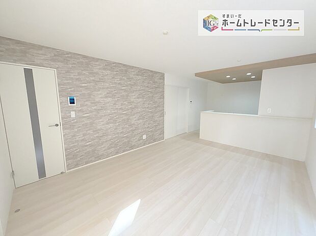 対面キッチンの前にダイニングテーブルを置き、手前側がリビングスペースになるかと思います。広く奥行きがありますので、ダイニング、リビングの各スペースの役割をしっかり分けて確保していただけます。