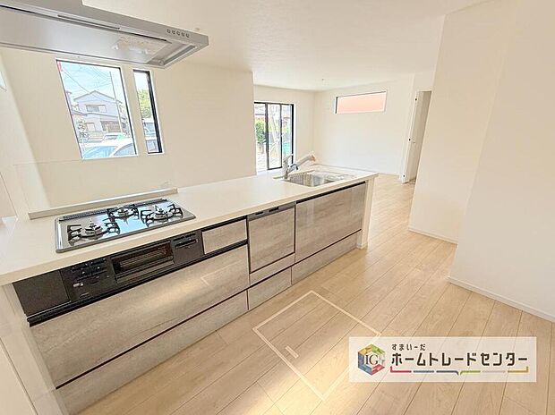 正面に壁がないため作業台からの景色があり、開放感があります。小さなお子様がいるご家庭では、お子様から目を離すことなく安心して料理することができます。