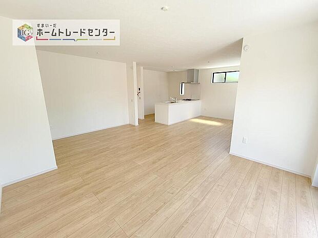 日当たりもよく、広々としたリビングです。ゆったりとした家族の時間をお過ごしいただけます。休日はご家族そろって、またはお友達を誘って、明るいリビングで楽しい時間をお過ごしください。