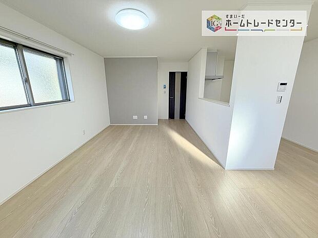 縦長で奥行きのあるリビングは、家具の配置がしやすく使い勝手が非常に良いです。特にソファを配置した時にその便利さがお分かりいただけると思います。ゆったりとくつろげる場所でなくてはならないと考えています。