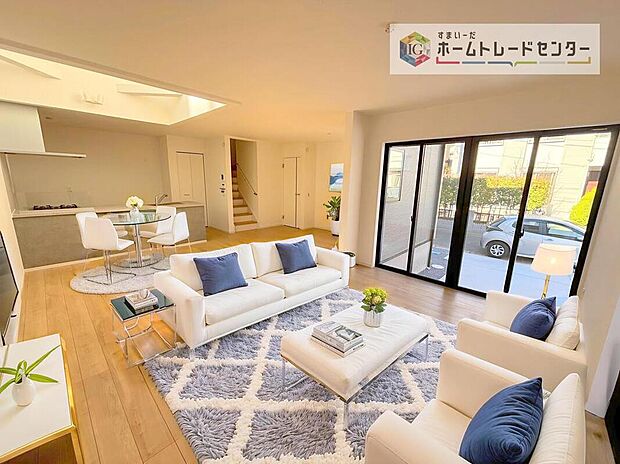 現況の物件写真に、CG による画像処理を行っています。家具、家電、照明器具、小物、カーテン、その他のイメージはCG です。