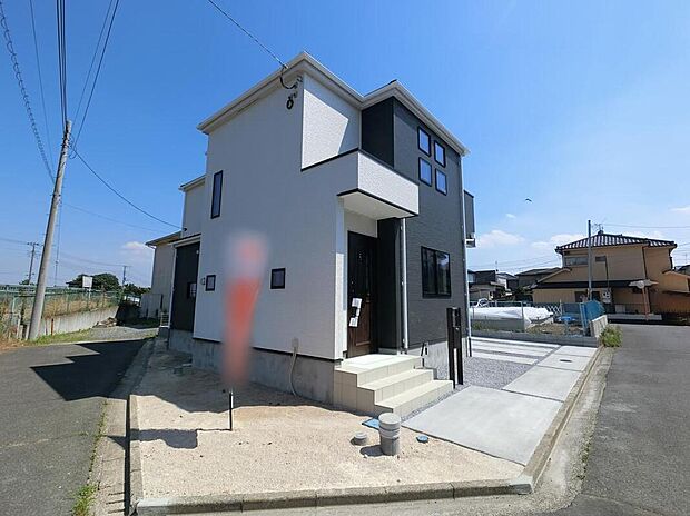 【類似外観同仕様】
類似外観同仕様の物件になります。扉や窓の開口部の位置やデザインが異なります。
建物の詳細図面などもございます、仕様の細かなご説明もさせていただきます。