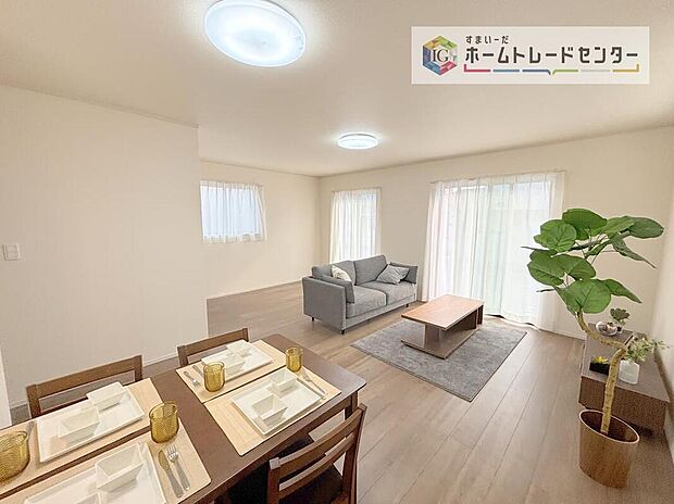 日当たりもよく、広々としたリビングです。ゆったりとした家族の時間をお過ごしいただけます。休日はご家族そろって、またはお友達を誘って、明るいリビングで楽しい時間をお過ごしください。