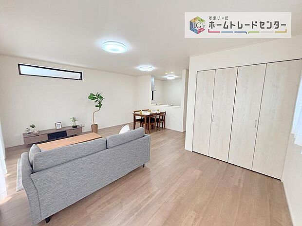 19.25帖のLDKはダイニングテーブルを置いて、ソファーやテレビを置いても、まだ余裕があります☆収納もありますので、掃除機などもしまえてすっきりです♪