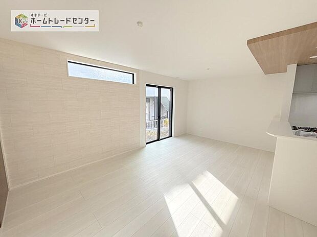 LDKのリビングスペースです。広く奥行きのあるリビングの為、ダイニング、リビングの各スペースがしっかりと確保できます。お食事の後はこちらに移って皆様でおくつろぎください。