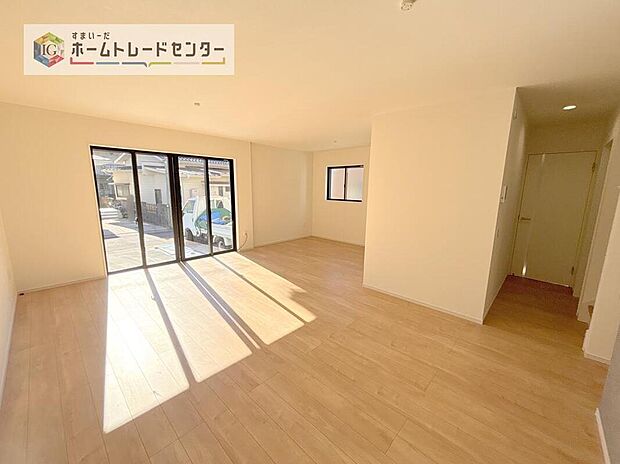 広々としたリビングは南側に設けた掃き出し窓からたくさんの陽光を取り入れてくれます。家族が集まる空間ですからやはり明るさと、暖かさは大切です。広さがありますので家具の配置に悩まなくて済むのも良いです。