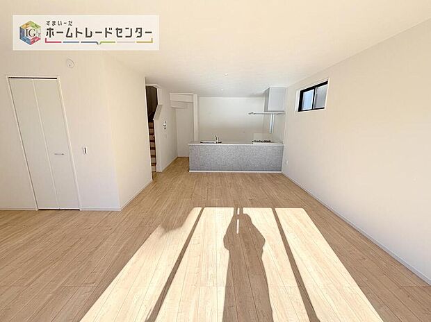 縦長で奥行きのあるリビングは、家具の配置がしやすく使い勝手が非常に良いです。特にソファを配置した時にその便利さがお分かりいただけると思います。ゆったりと、くつろげる場所でなくてはならないと考えています