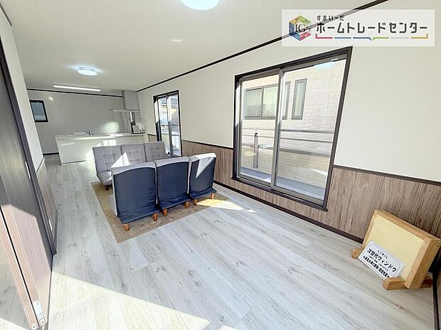 日当たりもよく、広々としたリビングです。ゆったりとした家族の時間をお過ごしいただけます。休日はご家族そろって、またはお友達を誘って、明るいリビングで楽しい時間をお過ごしください。