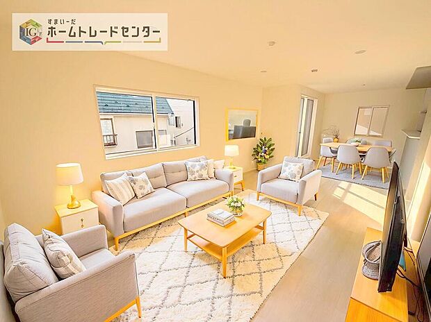 ダイニング、リビングの各スペースがしっかりと確保できるLDKです。※現況の物件写真に、CG による画像処理を行っています。家具、家電、照明器具、小物、カーテン、その他のイメージはCG です。