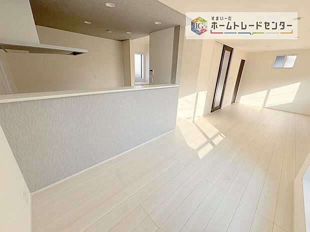 対面キッチン前の空間を広めにとっておりますので、ダイニングテーブルを置いてご家族皆様で食卓を囲ってもらっても充分なスペースがございます。家族で楽しいお食事のお時間をお過ごしください。