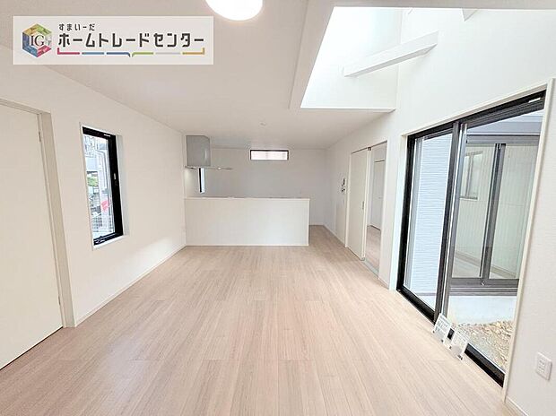 日当たりもよく、広々としたリビングです。ゆったりとした家族の時間をお過ごしいただけます。休日はご家族そろって、またはお友達を誘って、明るいリビングで楽しい時間をお過ごしください。