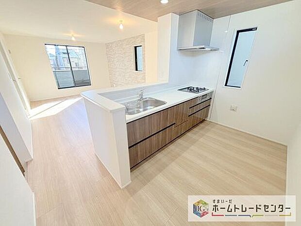 キッチンスペースは家族で作業が出来るよう広めにとりました。みんなで楽しくお料理をすれば、より美味しい食事が創れそうです。そしてお料理好きなお子様が育つかも、もちろん片付けもみんなでできます。