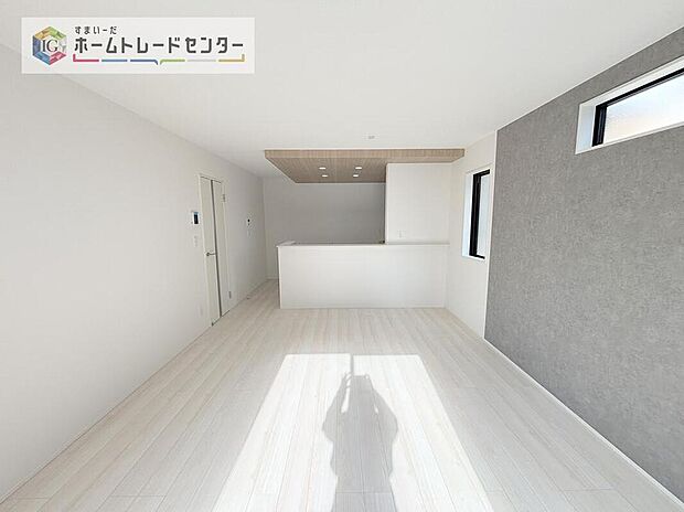 縦長で奥行きのあるリビングは、家具の配置がしやすく使い勝手が非常に良いです。特にソファを配置した時にその便利さがお分かりいただけると思います。ゆったりと、くつろげる場所でなくてはならないと考えています