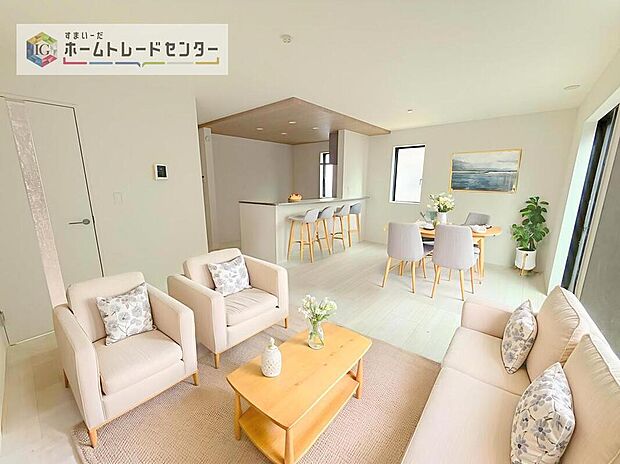 ダイニング、リビングの各スペースがしっかりと確保できるLDKです。※現況の物件写真に、CG による画像処理を行っています。家具、家電、照明器具、小物、カーテン、その他のイメージはCG です。