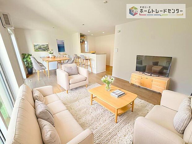 ダイニング、リビングの各スペースがしっかりと確保できるLDKです。※現況の物件写真に、CG による画像処理を行っています。家具、家電、照明器具、小物、カーテン、その他のイメージはCG です。