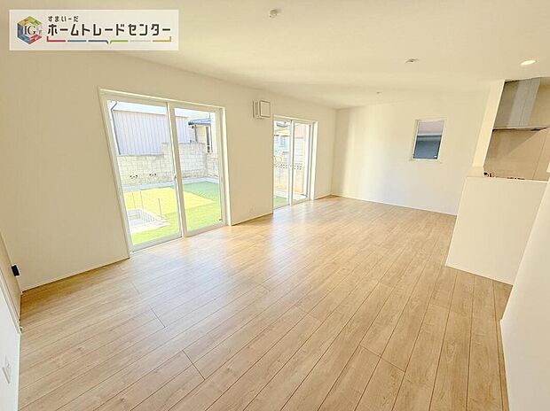 日当たりもよく、広々としたリビングです。ゆったりとした家族の時間をお過ごしいただけます。休日はご家族そろって、またはお友達を誘って、明るいリビングで楽しい時間をお過ごしください。