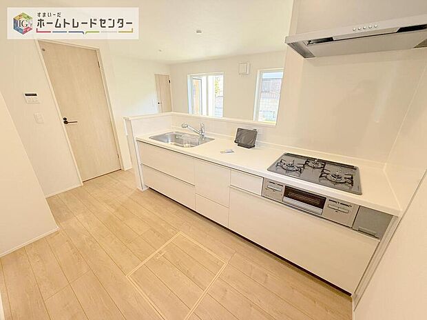 キッチンスペースは家族で作業が出来るよう広めにとりました。みんなで楽しくお料理をすれば、より美味しい食事が創れそうです。そしてお料理好きなお子様が育つかも、もちろん片付けもみんなでできます。