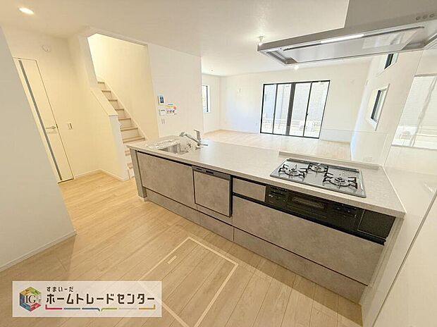 キッチンスペースは家族で作業が出来るよう広めにとりました。みんなで楽しくお料理をすれば、より美味しい食事が創れそうです。そしてお料理好きなお子様が育つかも、もちろん片付けもみんなでできます。