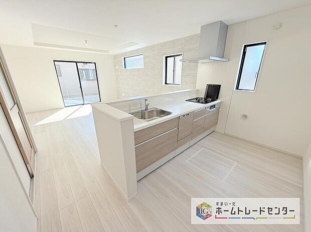 キッチンからリビングへの視界、動線です。対面キッチンですので、常にご家族が視界に入るのはもちろん、動線を広めにとっておりますので、お料理やお皿を持ちながらすれ違ってもぶつかる心配がありません。