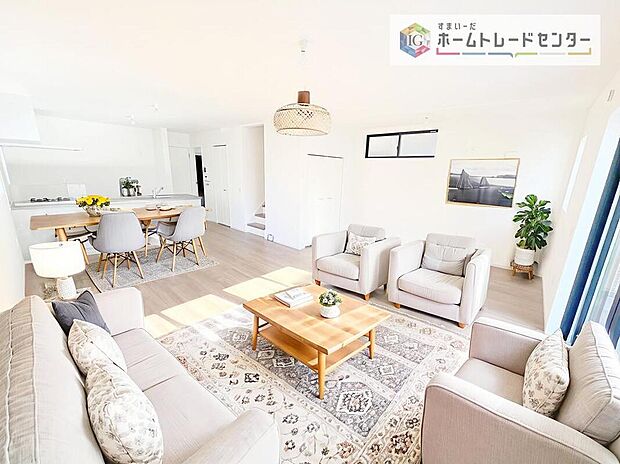 ダイニング、リビングの各スペースがしっかりと確保できるLDKです。※現況の物件写真に、CG による画像処理を行っています。家具、家電、照明器具、小物、カーテン、その他のイメージはCG です。