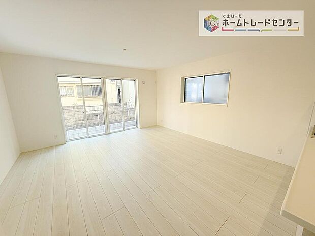 リビングにはこだわって開口部を可能な限り多く設けました。日当たり、風通しを良くするのはもちろんですが、やはり人が集まる場所ですので、開放感が必要な場所だと思います。広々としたリビングをお楽しみください