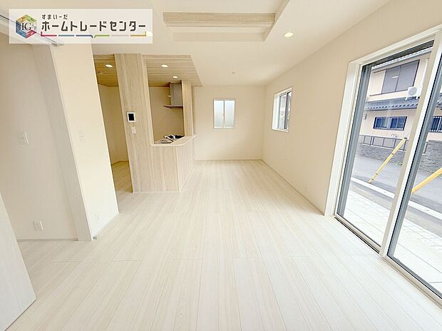 日当たりもよく、広々としたリビングです。ゆったりとした家族の時間をお過ごしいただけます。休日はご家族そろって、またはお友達を誘って、明るいリビングで楽しい時間をお過ごしください。