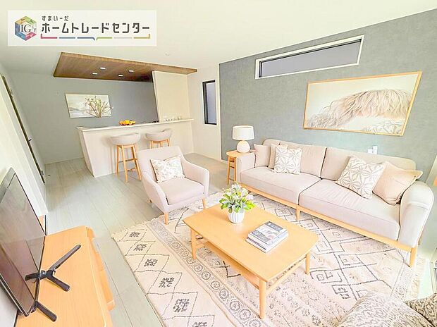 ダイニング、リビングの各スペースがしっかりと確保できるLDKです。※現況の物件写真に、CG による画像処理を行っています。家具、家電、照明器具、小物、カーテン、その他のイメージはCG です。