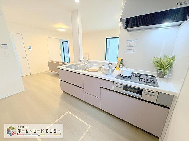 キッチンスペースは家族で作業が出来るよう広めにとりました。みんなで楽しくお料理をすれば、より美味しい食事が創れそうです。そしてお料理好きなお子様が育つかも、もちろん片付けもみんなでできます。