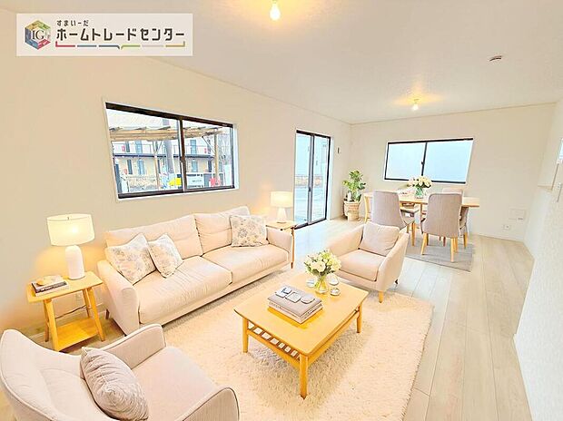 ダイニング、リビングの各スペースがしっかりと確保できるLDKです。※現況の物件写真に、CG による画像処理を行っています。家具、家電、照明器具、小物、カーテン、その他のイメージはCG です。