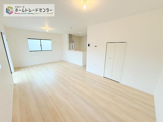 対面キッチンの前にダイニングテーブルを置き、手前側がリビングスペースになるかと思います。広く奥行きがありますので、ダイニング、リビングの各スペースの役割をしっかり分けて確保していただけます。