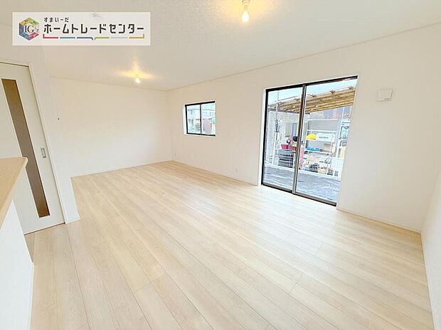 広々としたリビングは南側に設けた掃き出し窓からたくさんの陽光を取り入れてくれます。家族が集まる空間ですからやはり明るさと、暖かさは大切です。広さがありますので家具の配置に悩まなくて済むのも良いです。